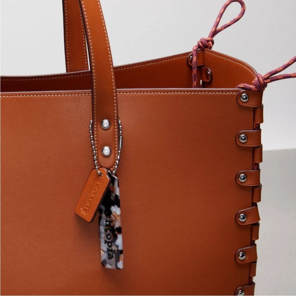 COACHTOPIA 🤎 Coach large Brown Amber Leather river lace up Tote Bag w/ Pouch NWT - Picture 5 of 16